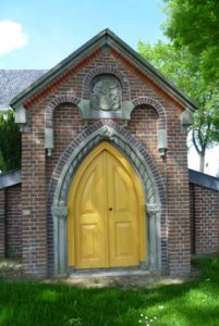 Omstreeks 1880 liet Willem een grafgelder bouwen op het kerkhof in Tjamsweer.