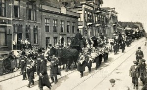 De begrafenisstoet op de Hereweg richting Zuiderbegraafplaats