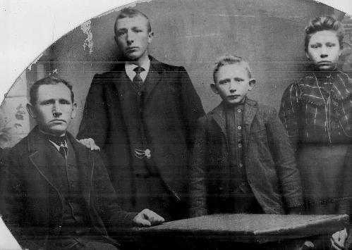 V.l.n.r.: vader Jan Schipma, met kinderen Jan, Pieter en Geertje