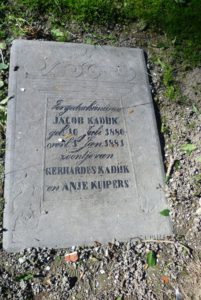 Dit graf van Jacob Kadijk was een onderdeel van de door Roelf Eijes Torringa in 1877 gekochte graven. Hij heeft graf afgestaan aan de ouders van Jacob. Dit waren de naaste buren van Torringa.
