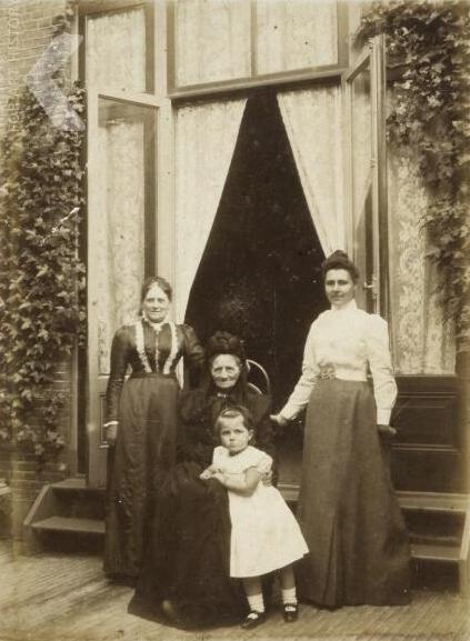 Margaretha Elisabeth Katharina Koning (zittend), links Hillegonda Catharina van Meerten-van Persijn en rechts Deborah van Persijn-Feikema